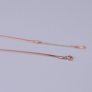 Roségoldene Schlangenkette aus Edelstahl mit Karabinerverschluss und K18-Anhänger