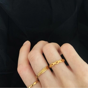 Three-piece geometric 18K gold-plated titanium steel ring set with chain and wavy designs