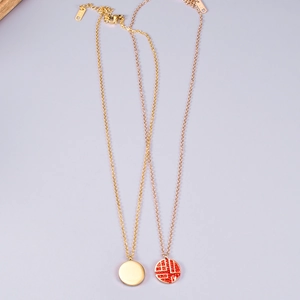 Dettaglio della collana Fu in oro rosa con etichette 18K e pendente in smalto rosso