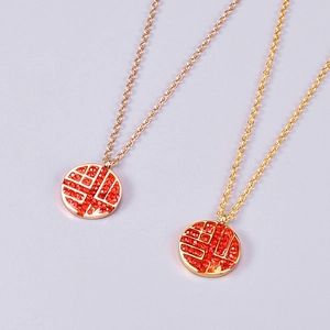 Collana in oro rosa con ciondolo carattere Fu e strass rossi con micro-intarsi