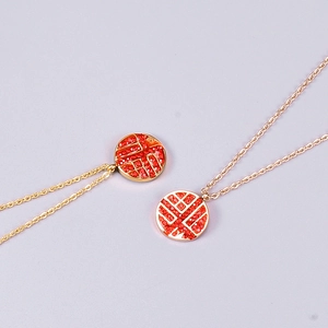 Elegante collana in oro rosa con ciondolo rotondo Fu e cristalli rossi vivaci