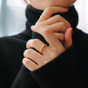 Minimalistische breite und dünne polierte 18K vergoldete Edelstahlringe für Damen