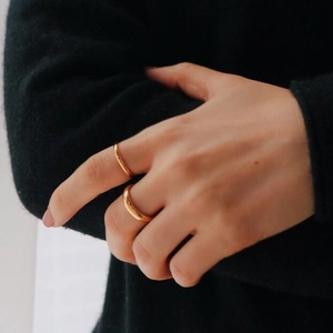 Minimalistisches Ring-Set aus 18K vergoldetem Edelstahl mit glatten, breiten Bändern