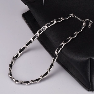 Cintura a catena vintage francese in acciaio al titanio 18K con cinturino in pelle nera