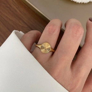 Bague en acier inoxydable plaqué or 18 carats avec motif de rayons de soleil gravé
