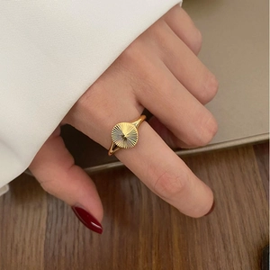 Bague dorée motif rayons de soleil en acier titane plaqué or 18 carats au doigt