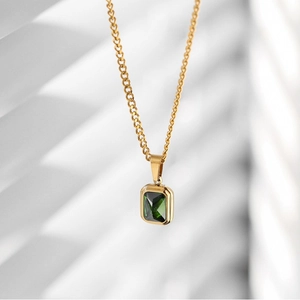 Collana minimalista placcata oro 18K con ciondolo rettangolare in gemma verde smeraldo