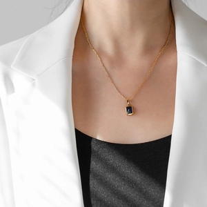 Elegante collana placcata oro 18 carati con pendente rettangolare in gemma blu