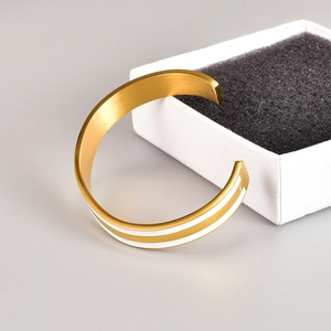 Minimalistisches vergoldetes Edelstahl-C-Armband mit weißem Emaille-Inlay und Geschenkbox