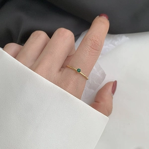 Minimalistischer Ring aus 18K vergoldetem Edelstahl mit grünem Smaragd-Edelstein am Finger