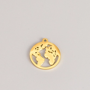 Pendentif carte du monde en acier titane plaqué or 18K avec design ajouré poli