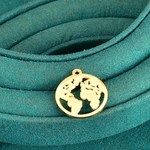 Pendentif carte du monde ajouré en acier titane plaqué or 18K sur fond en velours