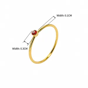 Minimalistischer 18K vergoldeter Titanring mit rotem Edelstein, 0,1cm Band und 0,3cm Breite