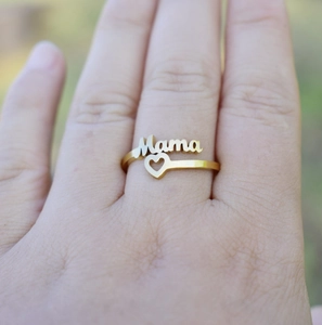 Goldener Mama-Ring mit Herz-Ausschnitt an der Hand bei natürlichem Tageslicht