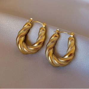 Modische 18K vergoldete Edelstahl U-Ohrringe mit gedrehter Textur für Damen