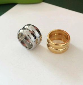 Nahaufnahme minimalistischer doppelreihiger Edelstahlringe in Gold- und Silberoptik