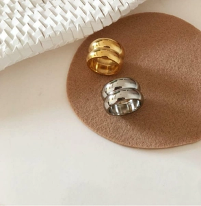 Polierte Edelstahlringe in Gold und Silber mit spiegelnder Doppelring-Optik für Damen