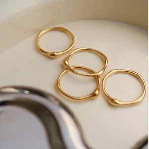 Minimalistische 18K vergoldete Edelstahlringe mit organischer Flüssigmetall-Textur