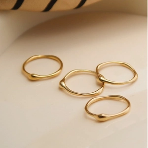 Set aus vier minimalistischen 18K Goldringen mit unregelmäßigem Lava-Design zum Stapeln