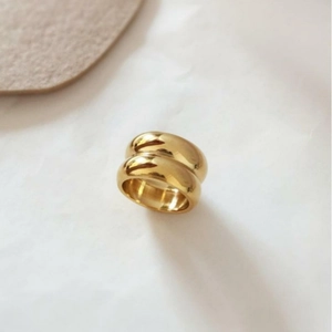 Polierter doppellagiger goldener Edelstahlring für Damen im minimalistischen modernen Stil