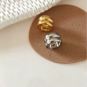 Massive minimalistische Edelstahlringe in Gold und Silber mit Hochglanzpolitur im Doppelset