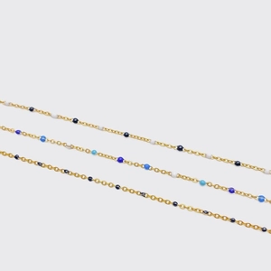 Collares dorados con cuentas degradadas azul y blanco para un estilo de capas de verano