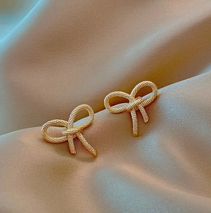 Boucles d'Oreilles Clous Nœud Papillon en Acier Inoxydable 316L Plaqué Or 18K Texture Corde Tissée Bijoux Élégants Femmes