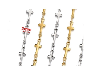 Detalle macro de eslabones de cadena de cruz de 5 mm en acero dorado y plateado