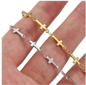 Detalle de eslabones de cadena de cruz de acero inoxidable bañados en oro 18K y plata DIY