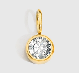 Detail eines minimalistischen Anhängers aus Gold mit rundem funkelndem Diamant für Schmuck