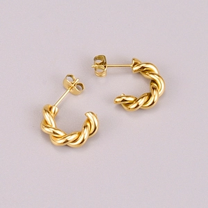 Orecchini a cerchio dorati ritorti a forma di C con finitura lucida in oro 18k