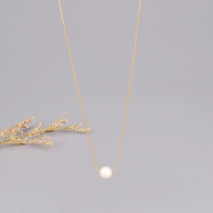 Minimalistische 18K vergoldete Titanhalskette mit einem einzelnen weißen Perlenanhänger