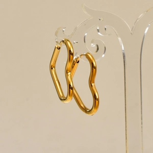 Boucles d'oreilles cœur en or moderne avec finition polie en acier titane exposées