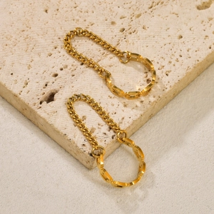 Bagues d'oreilles géométriques dorées ajourées avec design chaîne sur pierre