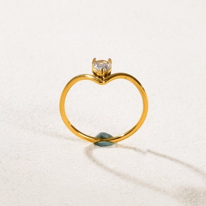 Minimalist V-shaped gold plated ring with a sparkling heart zircon stone in a 3-prong setting