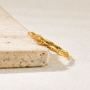 Minimalistischer gedrehter Seilring in Goldoptik mit doppelsträngiger Spiraltextur