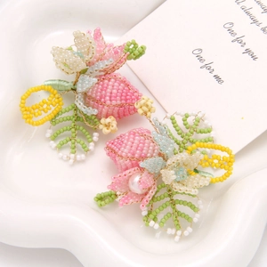 Accessorio floreale a fragola fatto a mano con perle bianche per la creazione di gioielli