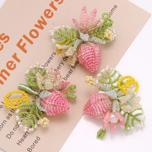 Accessori fatti a mano con perline a forma di fragola e foglie per gioielli DIY