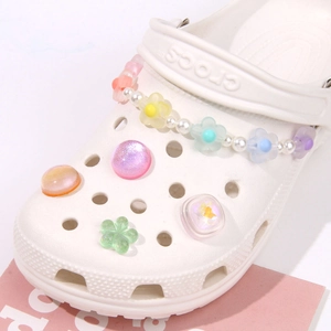 Ciondoli colorati per scarpe con perle, fiori e catena per decorazione di sandali