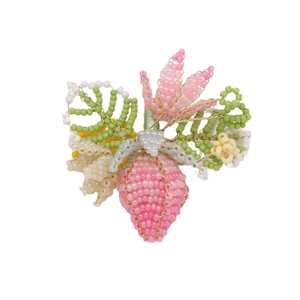 Accessorio di perline fatto a mano fragola e fiori con bacche rosa e foglie per il fai-da-te