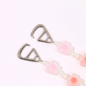 Dettaglio di perline floreali rosa opache e perle bianche con ganci in metallo argento