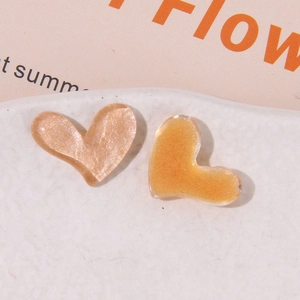 Dettaglio macro di ciondoli in resina a forma di cuore con glitter per accessori fai-da-te