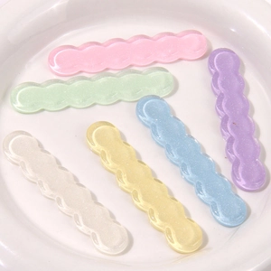 Juego de seis tiras de resina con purpurina para pinzas de pelo DIY en bandeja blanca