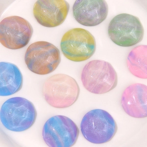 Cabochon rotondi in resina glitterata con texture marmoree per la creazione di gioielli fai da te