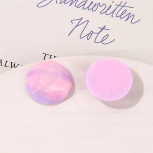 Dettaglio macro di cabochon in resina glitterata sfumata per gioielli fai da te e decorazioni