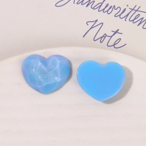 Détails de charmes en forme de cœur bleu avec finitions pailletées et lisses en résine