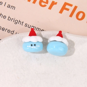 Dettaglio di ciondoli elfo di Natale in resina azzurra con cappelli rossi per fai da te