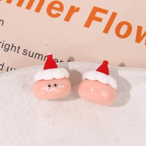 Dettaglio di piccoli elfi di Natale in resina rosa per gioielli fai-da-te e accessori