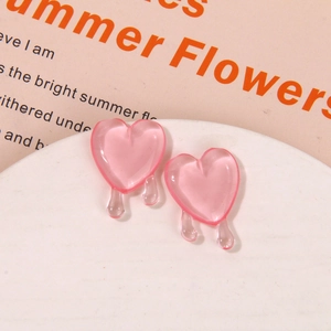 Detailaufnahme von rosa durchscheinenden Harz-Herzanhängern für DIY-Schmuckherstellung