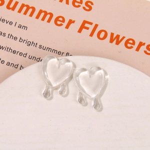 Detailansicht klarer Herzanhänger aus Harz mit Tropfendesign für DIY-Schmuck und Ohrringe